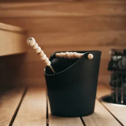 Saunatarvikkeet^Aarikka saunakiulu Nuppu musta/mänty