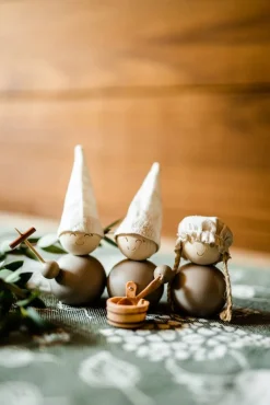 Koriste-Esineet^Aarikka Saunatonttu Grillaaja villanruskea