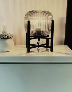 Sisustusvalaisimet^ Aneta Lighting pöytävalaisin Vinda musta/savulasi