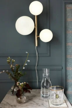 Sisustusvalaisimet^ Aneta Lighting seinävalaisin Molekyl mattamessinki