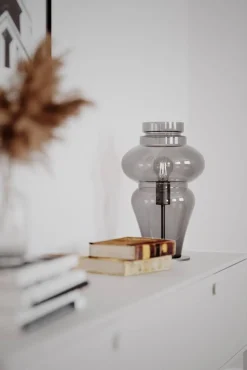 Sisustusvalaisimet^By Rydu00e9ns By Rydéns pöytävalaisin Dolores savunharmaa