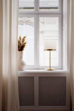 Sisustusvalaisimet^By Rydu00e9ns By Rydéns pöytävalaisin Marcel messinki/valkoinen