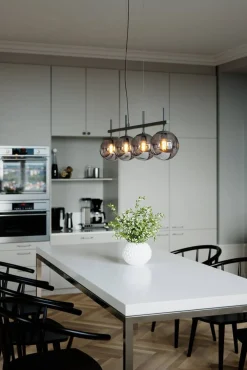 Sisustusvalaisimet^By Rydu00e9ns By Rydéns riippuvalaisin Boyle 4-os savunharmaa