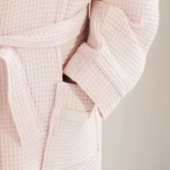 Kylpyhuone- Ja Saunatekstiilit|Kylpyhuone- Ja Saunatekstiilit^Familon Vohveli kylpytakki puuteri