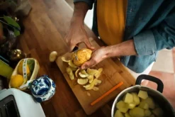 Veitset Ja Leikkuulaudat^Fiskars Functional Form kuorimaveitsi kaarevalla terällä 7 cm