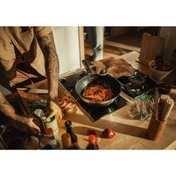 Paistoastiat^Fiskars Functional Form wokkipannu 28 cm