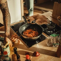 Paistoastiat^Fiskars Functional Form wokkipannu 28 cm