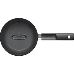 Keittoastiat^Fiskars Hard Face kasari 1,8 l kannella