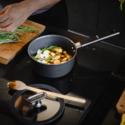 Keittoastiat^Fiskars Hard Face kasari 1,8 l kannella