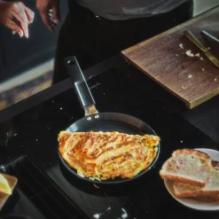 Paistoastiat^Fiskars Hard Face ohukais- /omelettipannu 22 cm