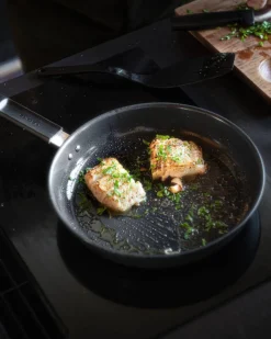 Paistoastiat^Fiskars Hard Face Paistinpannu 28 cm