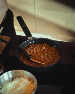 Paistoastiat^Fiskars Hard Face paistokasari 24 cm kannella