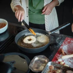 Paistoastiat^Fiskars Hard Face paistokasari 28 cm kannella