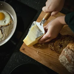 Keittiötarvikkeet^Fiskars Norden juustohöylä kovalle juustolle