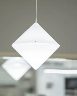 Sisustusvalaisimet^Fosto Diamond Ø 420 mm riippuvalaisin opal