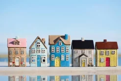 Lyhdyt Ja Kynttilänjalat^IB Laursen talolyhty Nyhavn kukat ja vaaleanpunainen katto