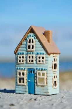 Lyhdyt Ja Kynttilänjalat^IB Laursen talolyhty Visby sininen ovi ja ruskea katto