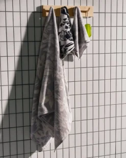 Kylpyhuone- Ja Saunatekstiilit|Kylpyhuone- Ja Saunatekstiilit^Moomin Arabia pyyhe 70x140 cm Lilja harmaa