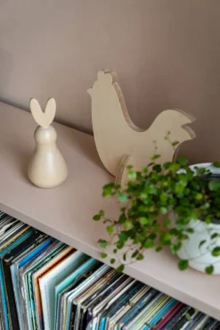 Pääsiäinen^Pentik puukoriste Lupu 18 cm luonnollinen puu