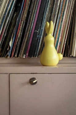 Pääsiäinen^Pentik puukoriste Pupunen 15 cm keltainen