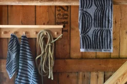 Kylpyhuone- Ja Saunatekstiilit|Kylpyhuone- Ja Saunatekstiilit^Pentik Vilja käsipyyhe musta 50x70 cm