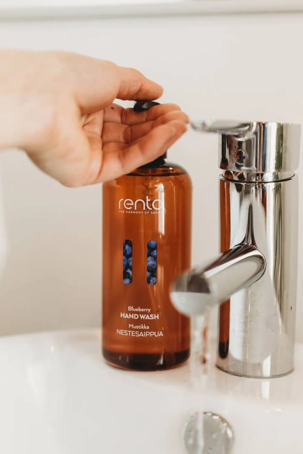 Kylpyhuonetarvikkeet|Ihonhoito^Rento nestesaippua mustikka 400 ml