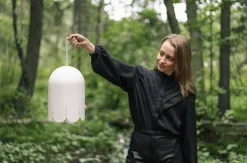 Sisustusvalaisimet^Sessak design-riippuvalaisin Kielo mattavalkoinen