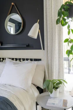 Sisustusvalaisimet^Sessak lattiavalaisin Aiden mattavalkoinen/messinki