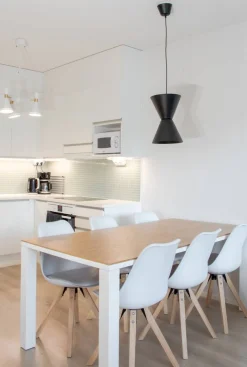 Sisustusvalaisimet^Sessak Länsi designriippuvalaisin musta