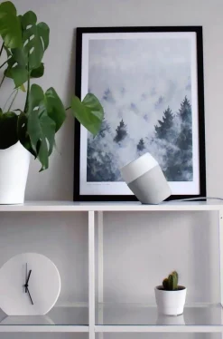 Sisustusvalaisimet^Sessak pöytävalaisin Louhi betoninvärinen / valkoinen