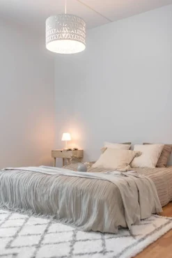 Sisustusvalaisimet^Sessak riippuvalaisin Avery valkoinen