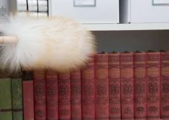 Puhdistus Ja Siivous^Sini Pölyhuiska lampaanvillaa