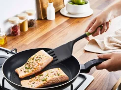 Keittiötarvikkeet^Tefal paistolasta leikkuureunalla Essential 2in1