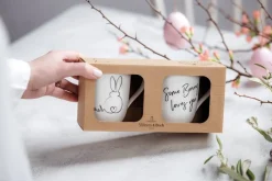 Pääsiäinen^Villeroy&Boch Easter mukisetti Statement Some bunny loves yo