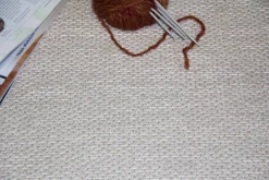 Keskilattiamatot^VM-Carpet Aho 72 beige, kapea pellavakantti 160*230 cm