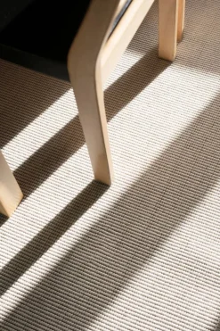 Pyöreät Matot^VM-Carpet Esmeralda 71 valkoinen, Ø 133 cm, kantti 009 B