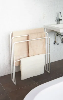 Kylpyhuoneen Säilytys^Yamazaki kylpypyyheteline Tower valkoinen