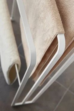 Kylpyhuoneen Säilytys^Yamazaki kylpypyyheteline Tower valkoinen