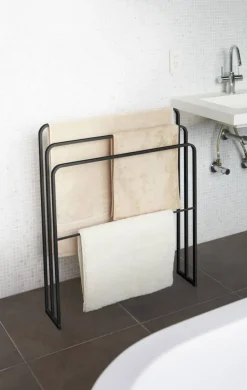 Kylpyhuoneen Säilytys^Yamazaki kylpypyyheteline Tower musta