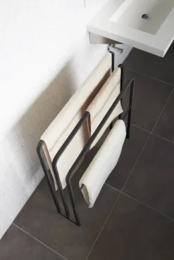 Kylpyhuoneen Säilytys^Yamazaki kylpypyyheteline Tower musta