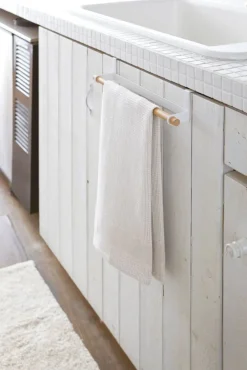 Kylpyhuoneen Säilytys^Yamazaki pyyheteline kaapinoveen