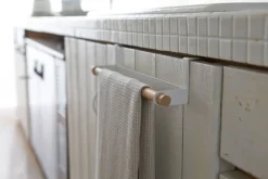 Kylpyhuoneen Säilytys^Yamazaki pyyheteline kaapinoveen