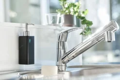 Kylpyhuonetarvikkeet^Yamazaki saippua-annostelija Tower musta