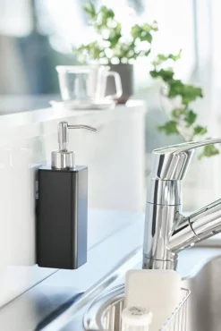 Kylpyhuonetarvikkeet^Yamazaki saippua-annostelija Tower musta